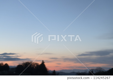 The color of the morning glow just before sunrise 114245267