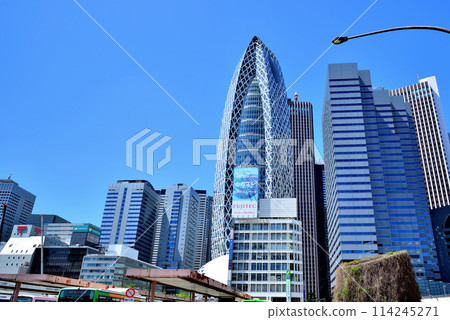 東京、新宿副中心、公車站及建築群風景 東京、新宿副中心、公車站及建築群風景 114245271