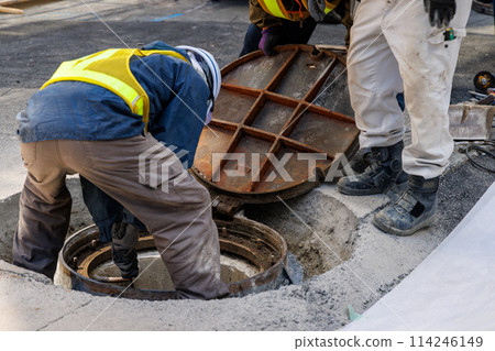 工人正在安裝井蓋 114246149