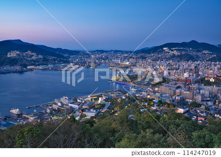 [Overlooking Nagasaki Port from the Nabekanmuriyama Park Observatory (evening)] Izumo 2, Nagasaki City, Nagasaki Prefecture 114247019