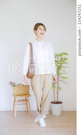 Women's spring clothes fashion coordination whole body (vertical) 114247251