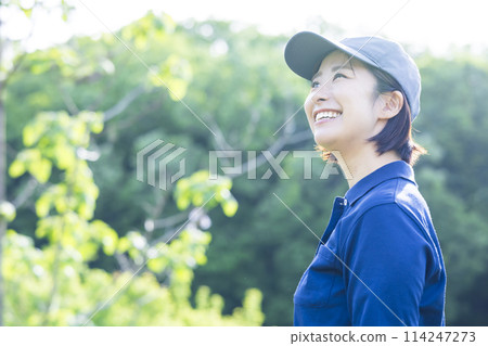 在森林裡工作的女人 114247273