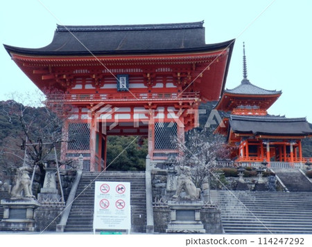 The red Niomon gate of Kiyomizu-dera Temple The red Niomon gate of Kiyomizu-dera Temple 114247292