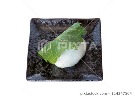 Kashiwamochi on a plate [White background, cutout] 114247564