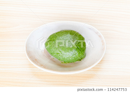 Kusamochi and mugwort mochi on a plate 114247753