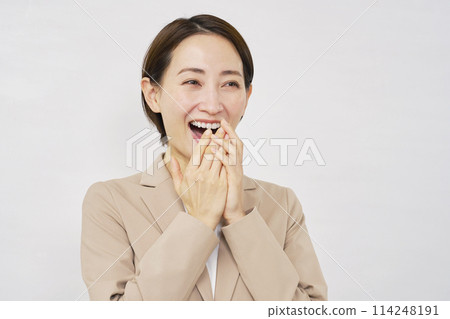 驚訝的中年女商人微笑著，白色背景 114248191