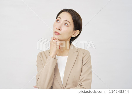 思考的中年女商人白色背景 114248244