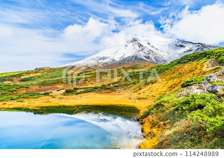 Asahidake, Hokkaido - The first snow on the summit and autumn leaves on Kagami Pond - Asahidake, Hokkaido - The first snow on the summit and autumn leaves on Kagami Pond - 114248989