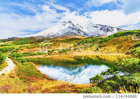 Asahidake, Hokkaido - The first snow on the summit and autumn leaves on Kagami Pond - 114248990