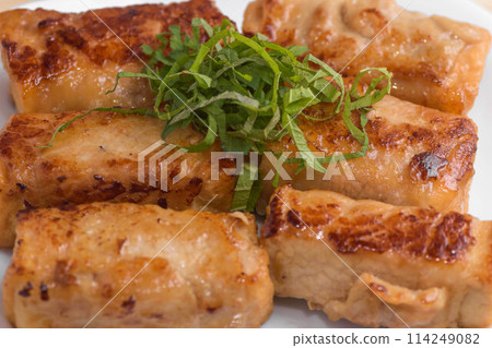 Fried tofu wrapped in pork 114249082
