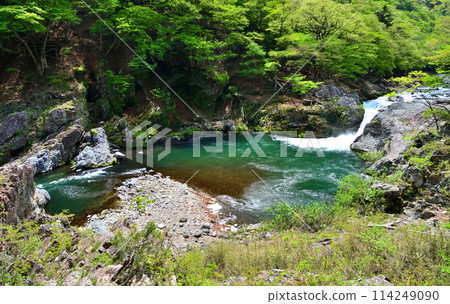 流經栃木縣那須鹽原市鹽原溫泉的寶喜川和二木瀑布 114249090
