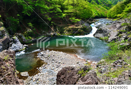 Houki River and Nunotaki Falls flowing through Shiobara Onsen, Nasushiobara City, Tochigi Prefecture 114249091