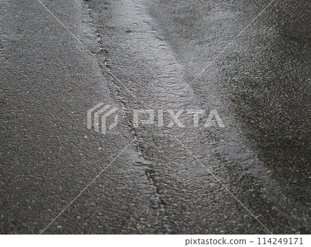 雨天的濕瀝青 雨天的濕瀝青 114249171