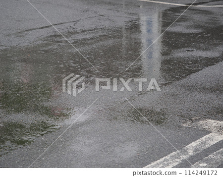 雨天的濕瀝青 雨天的濕瀝青 114249172