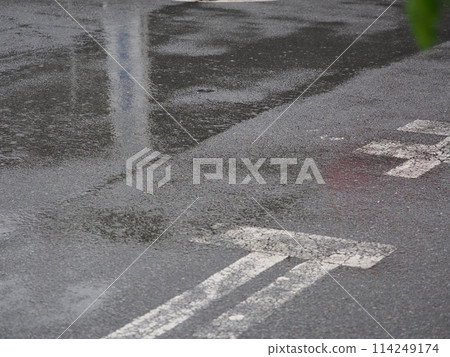雨天的濕瀝青 114249174