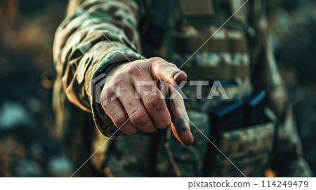 一名身穿迷彩服的士兵的手指向 114249479