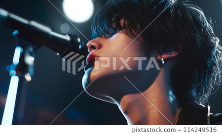 滿頭大汗的男歌手熱情地唱歌的輪廓 滿頭大汗的男歌手熱情地唱歌的輪廓 114249516