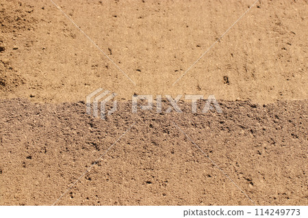 美麗富饒的田野,封閉區域裡稻田相互平行,犁地整齊,等待播種。 美麗富饒的田野,封閉區域裡稻田相互平行,犁地整齊,等待播種。 114249773