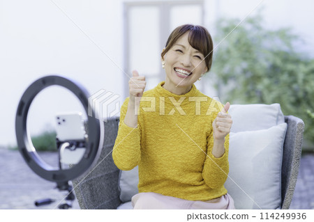 A middle-aged woman who broadcasts videos A middle-aged woman who broadcasts videos 114249936