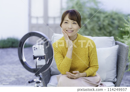 一名正在播放影片的中年婦女 114249937