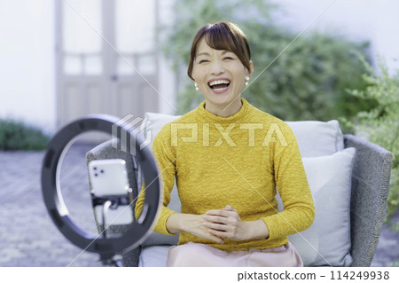 一名正在播放影片的中年婦女 114249938