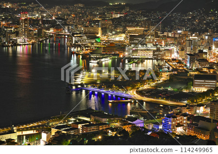 [從鍋官山公園展望台眺望長崎港（夜景）] 長崎縣長崎市出雲2 114249965