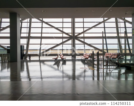 Unmanned airport boarding lounge 114250311