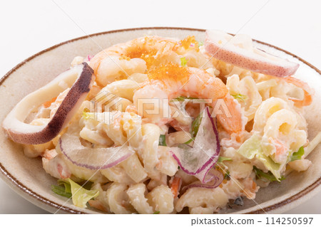 Shrimp and squid cod roe macaroni salad 114250597