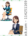 一位身穿西裝的女商人坐在沙發上交談的插圖 114251169