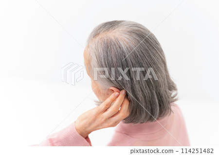 白髮女性的頭髮護理 114251482