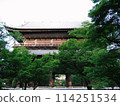 Scenery of the Sanmon Gate at Nanzenji Temple in the season of fresh greenery 114251534
