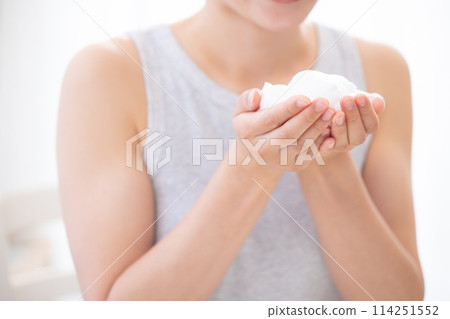 女人洗臉的美麗手 女人洗臉的美麗手 114251552