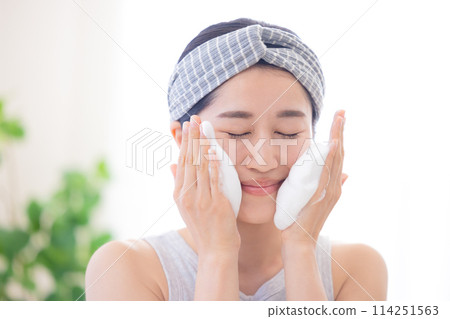 Beauty A woman washing her face 114251563