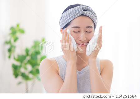 美女洗臉的女人 114251564