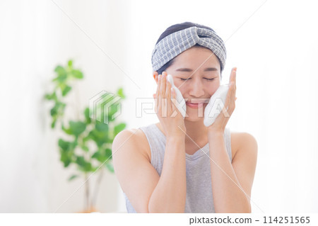 美女洗臉的女人 114251565