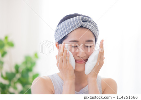 美女洗臉的女人 114251566