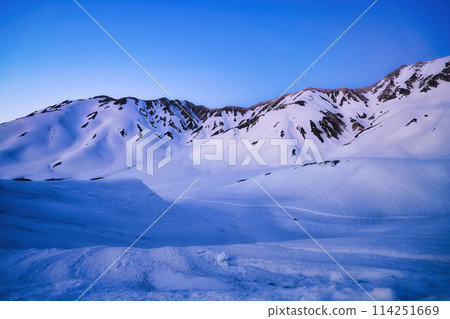 白雪皚皚的北阿爾卑斯山的立山 114251669