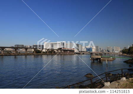 Tokyo Monorail Oi Keibajo-mae Station and the Keihin Canal 114251815
