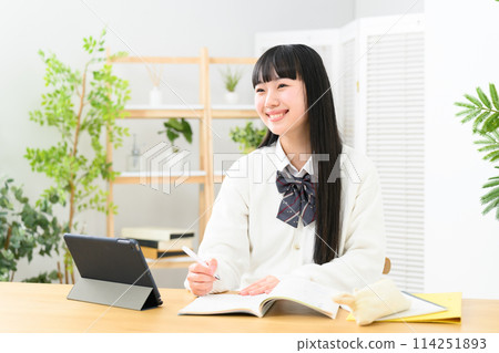 高中女生學習考試 114251893