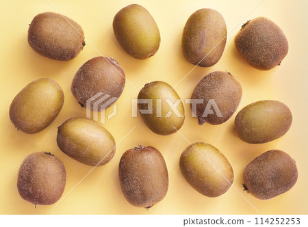 A lot of kiwi fruit lined up 114252253