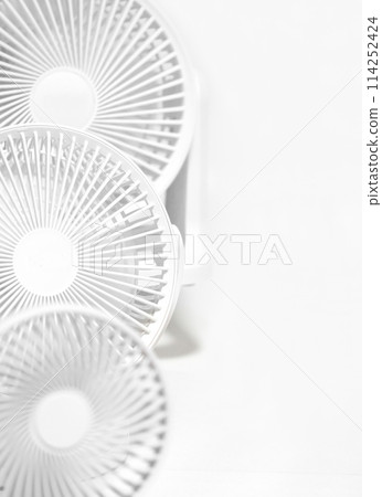白色循環器和電風扇 白色循環器和電風扇 114252424