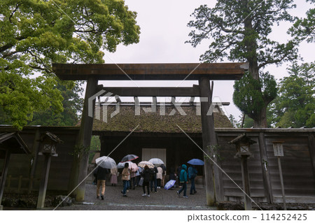 伊勢神宮外宮 / 雨中的鳥居和本宮參拜殿與參拜者 / 三重縣，2024 年 114252425