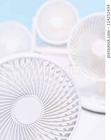 白色循環器和電風扇 白色循環器和電風扇 114252434