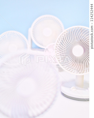 白色循環器和電風扇 114252444