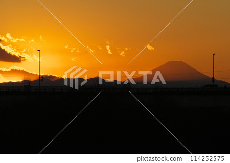 Evening view of Mt. Fuji from Chiba (silhouette) 114252575
