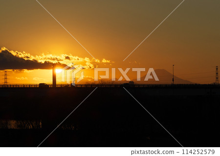 Evening view of Mt. Fuji from Chiba (silhouette) 114252579