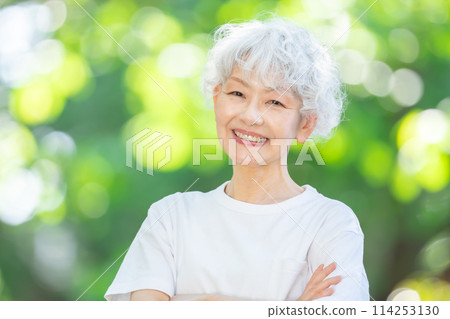 Fresh greenery, woman, gray hair, fresh greenery 114253130