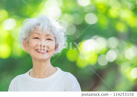 Fresh greenery, woman, gray hair, fresh greenery 114253158