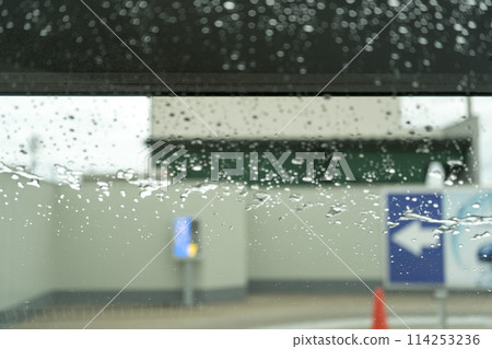 洗車機影像 | 從內部駕駛者拍攝的擋風玻璃 114253236