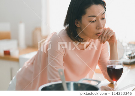 female, females, woman 114253346